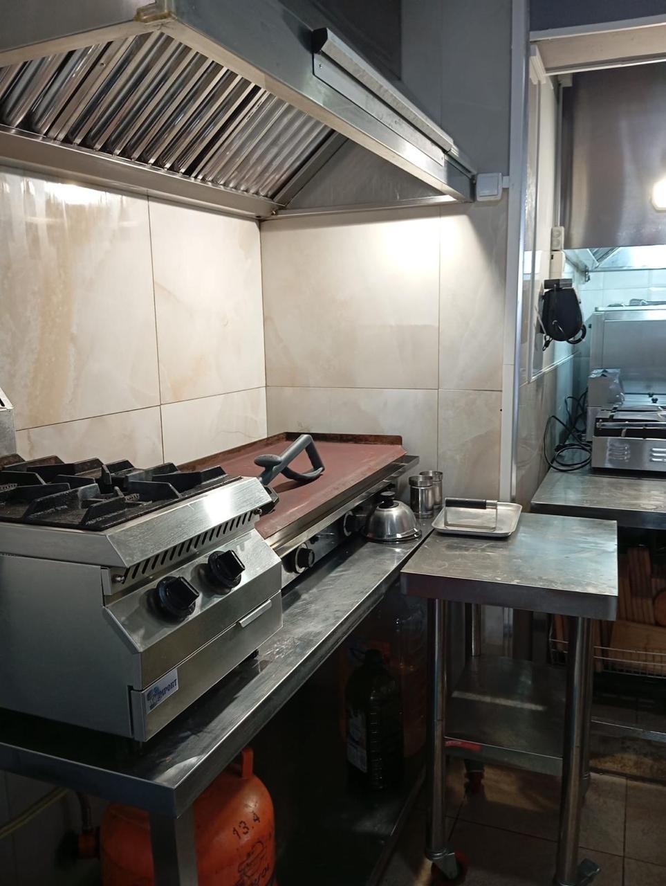 Traspaso de hamburguesería con salida de humos y gran terraza en Torremolinos - 11