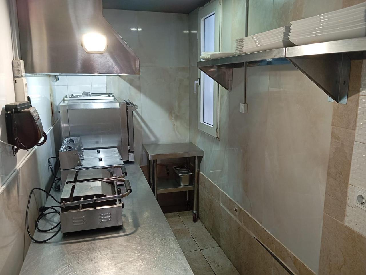 Traspaso de hamburguesería con salida de humos y gran terraza en Torremolinos - 14