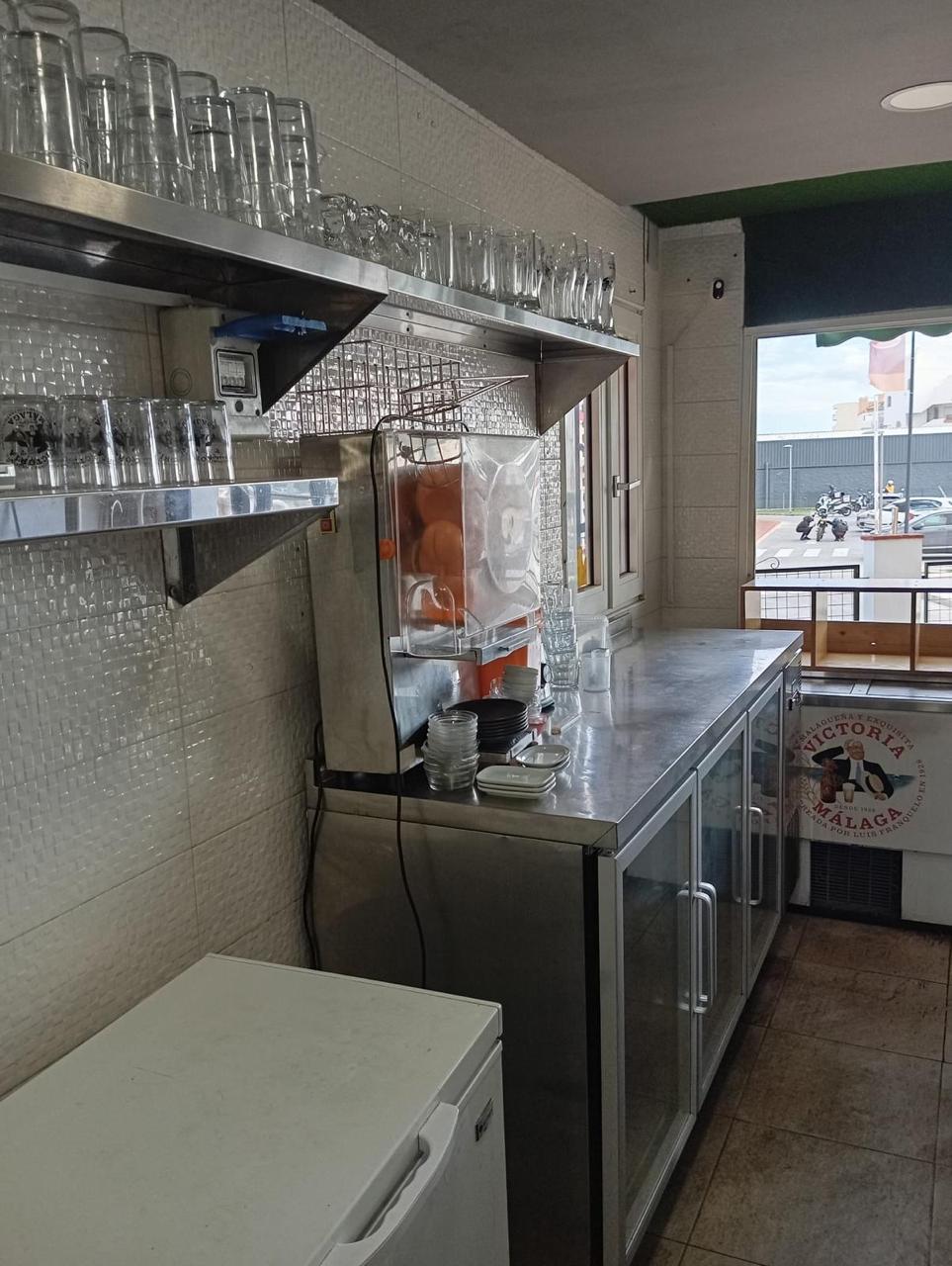 Traspaso de hamburguesería con salida de humos y gran terraza en Torremolinos - 8