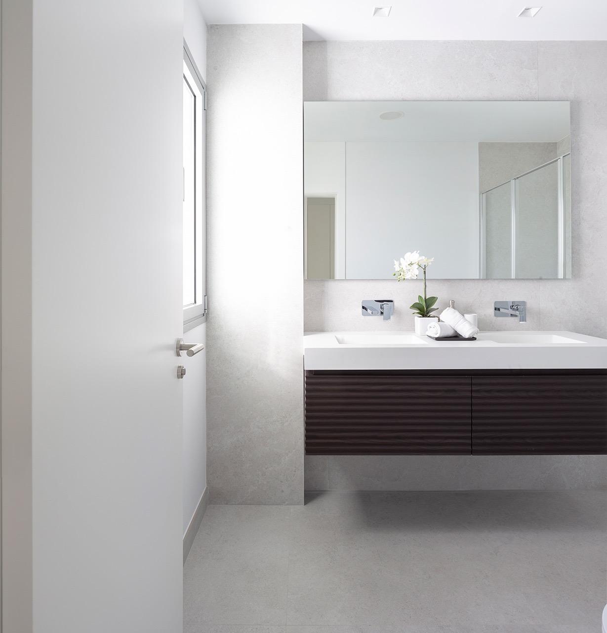 Santa Clara Homes Marbella: Luxury Coastal Living with Private Pool, Solarium & Panoramic Views - 17