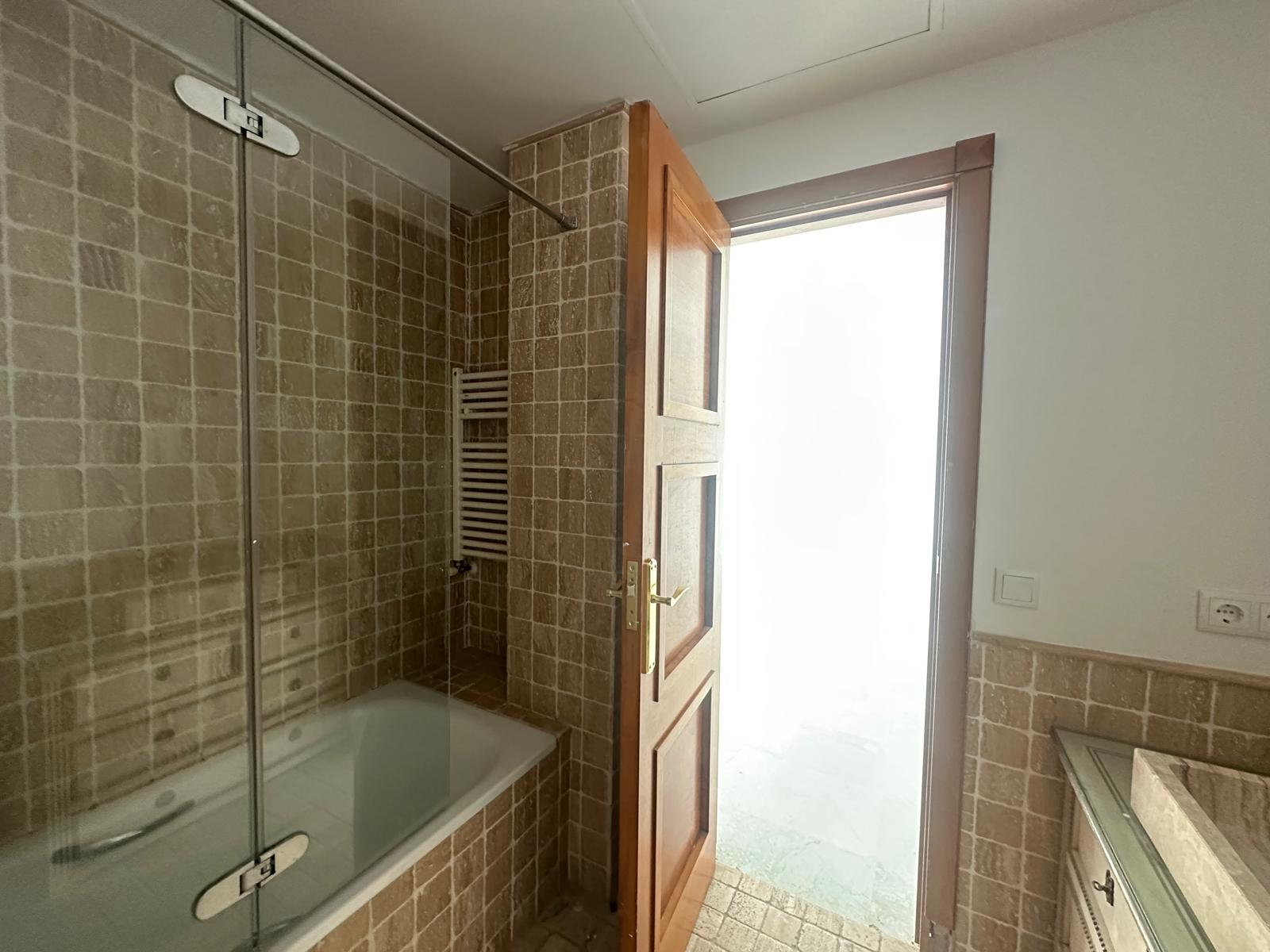 Piso en Venta en Av. de la Buhaira - 13