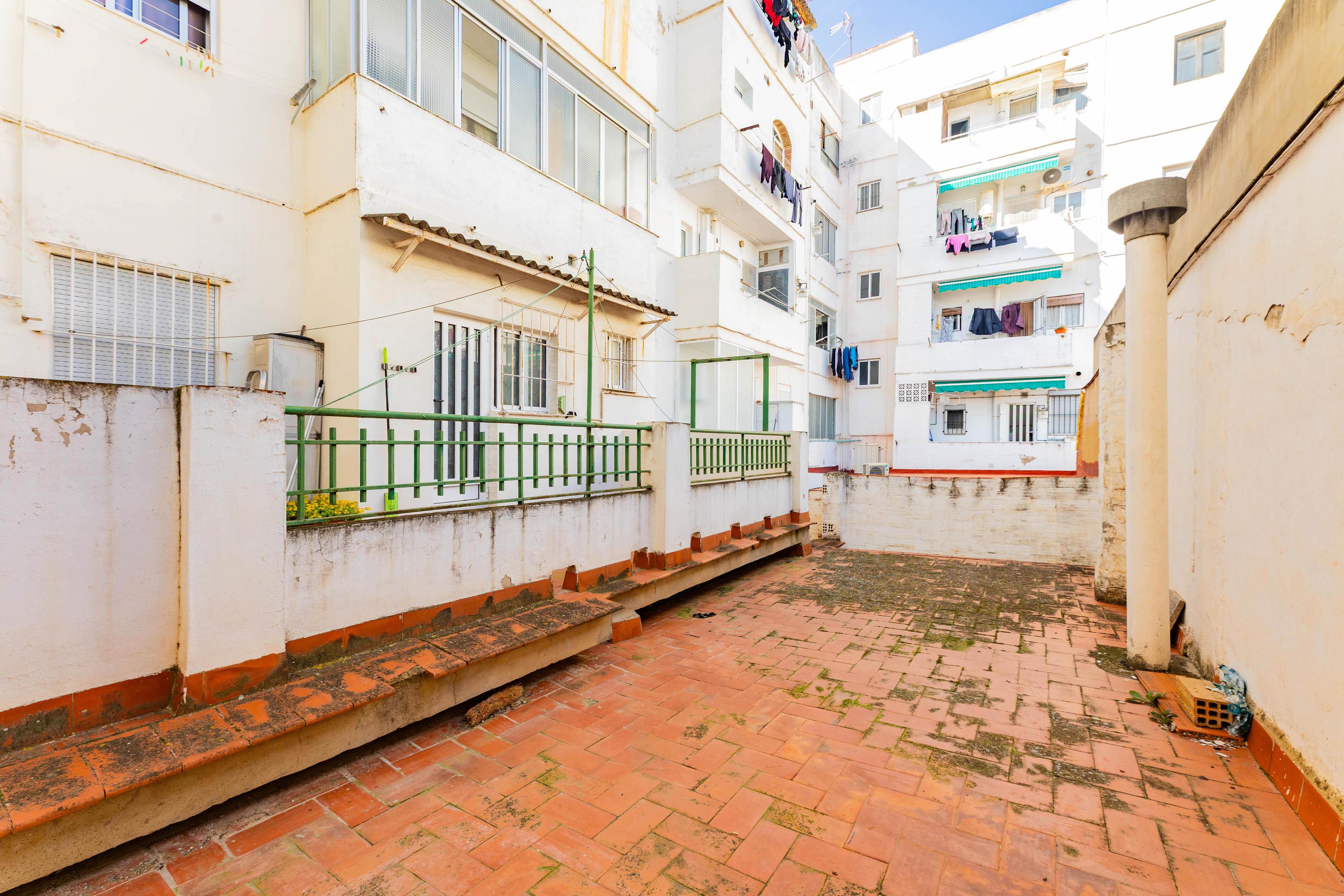 Oportunidad de Inversión: Bajo de 106 m² en la Arteria Comercial de Meliana - 18