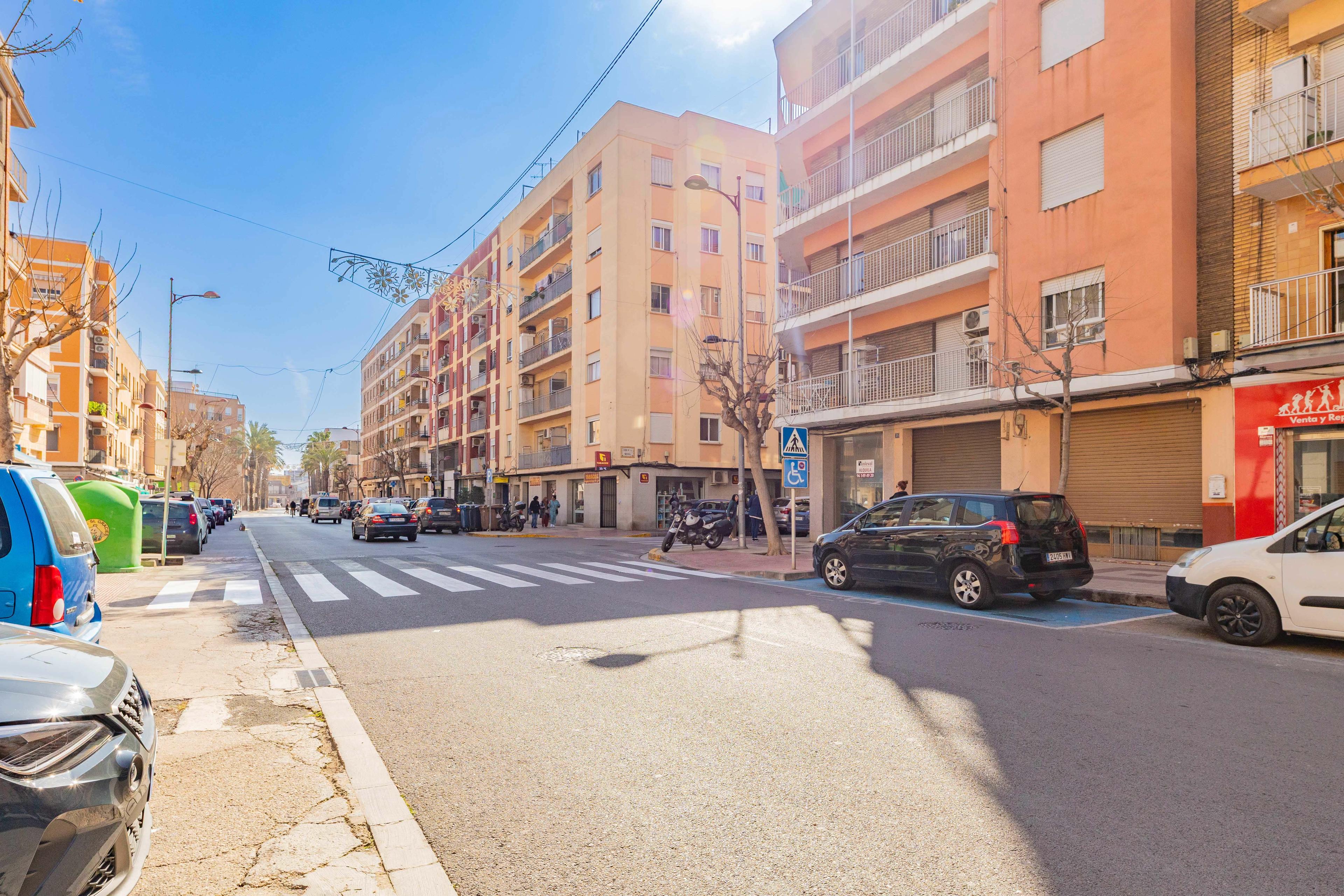 Oportunidad de Inversión: Bajo de 106 m² en la Arteria Comercial de Meliana - 23