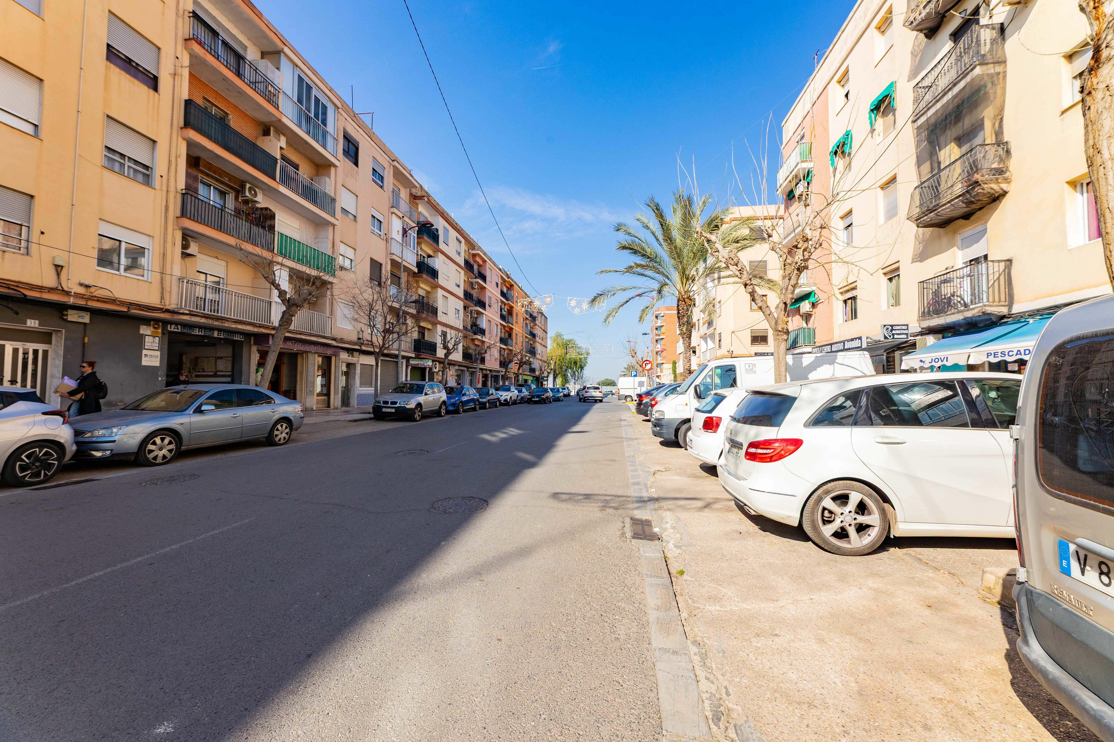 Oportunidad de Inversión: Bajo de 106 m² en la Arteria Comercial de Meliana - 21