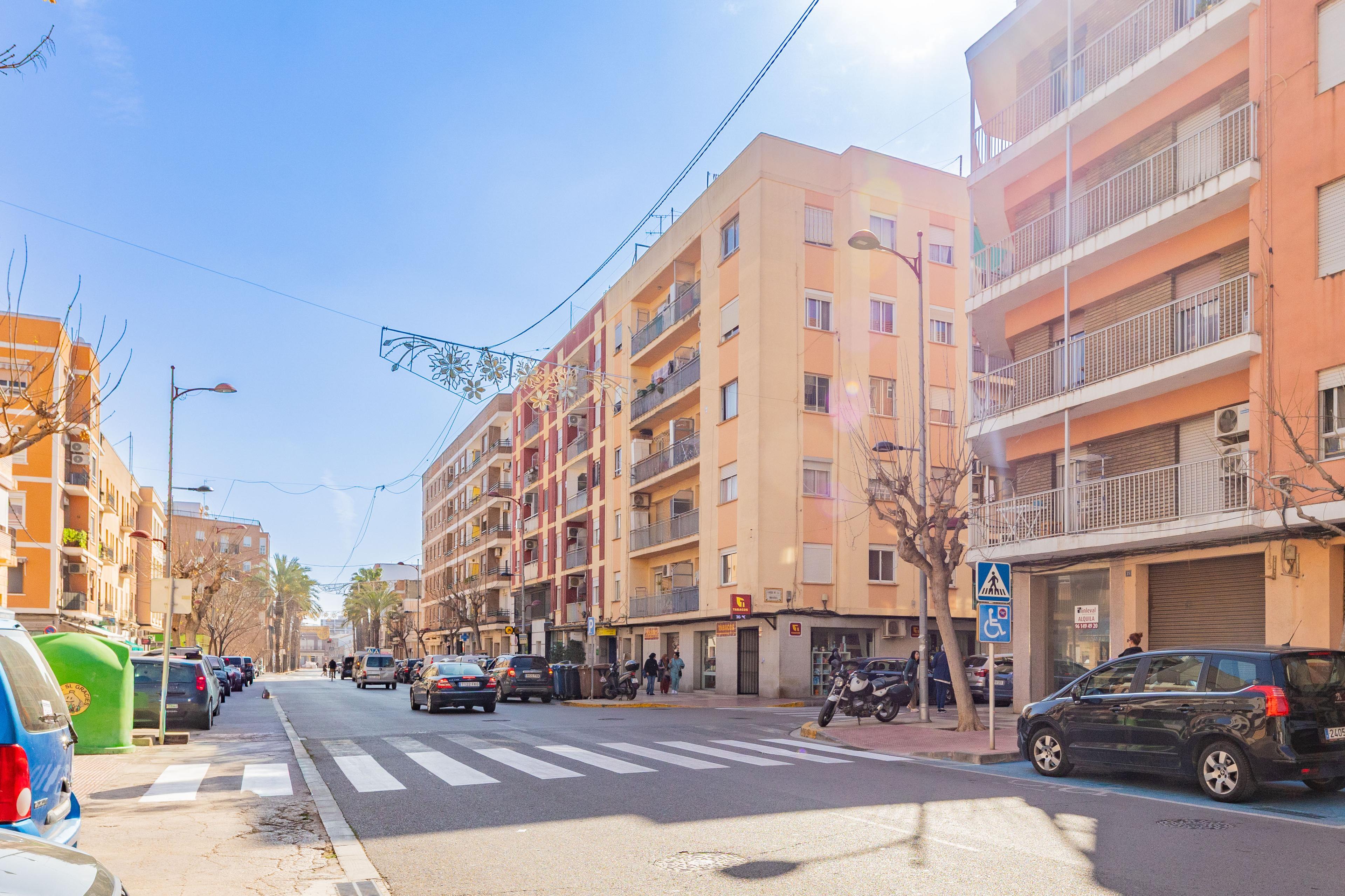 Oportunidad de Inversión: Bajo de 106 m² en la Arteria Comercial de Meliana - 24