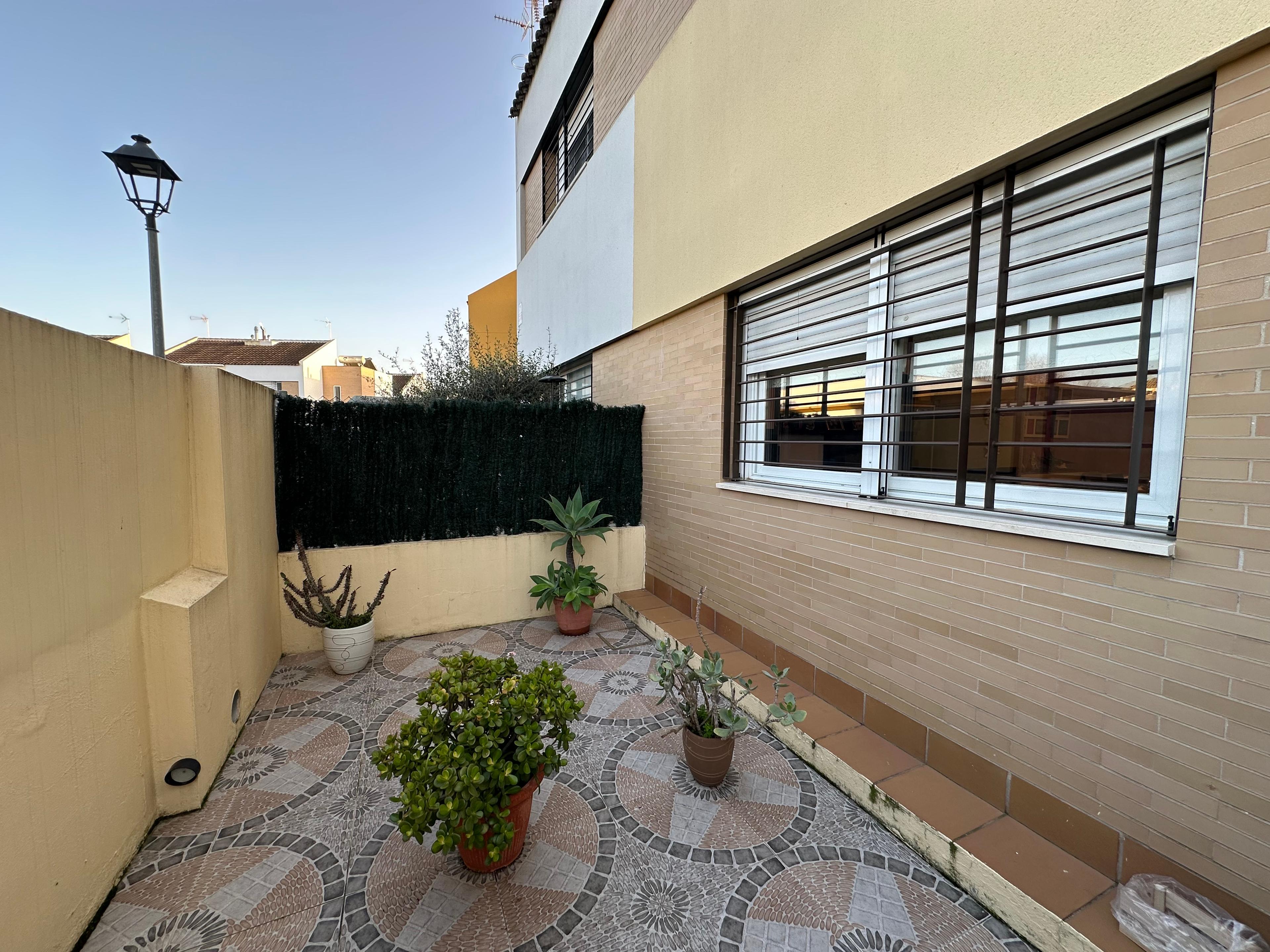 Casa Adosada en Venta en C. Donantes - 43