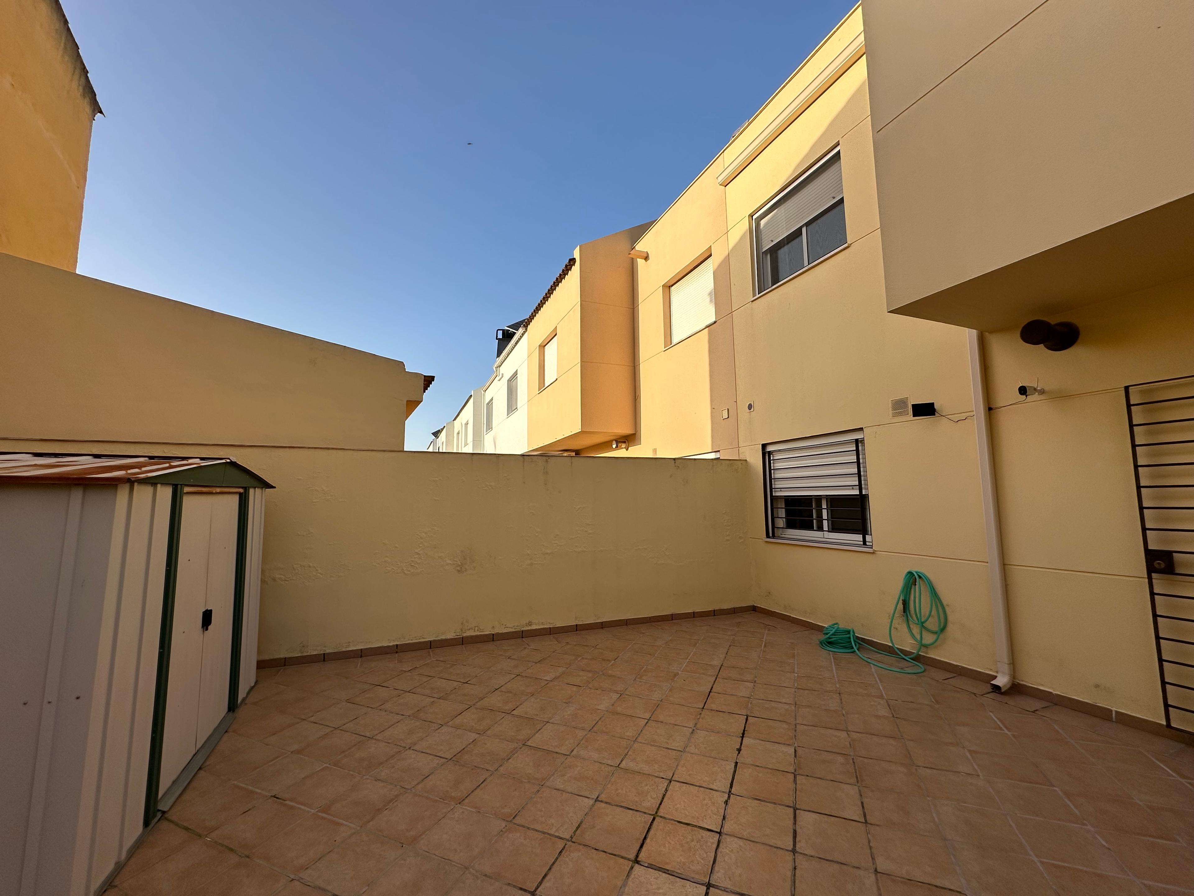 Casa Adosada en Venta en C. Donantes - 42