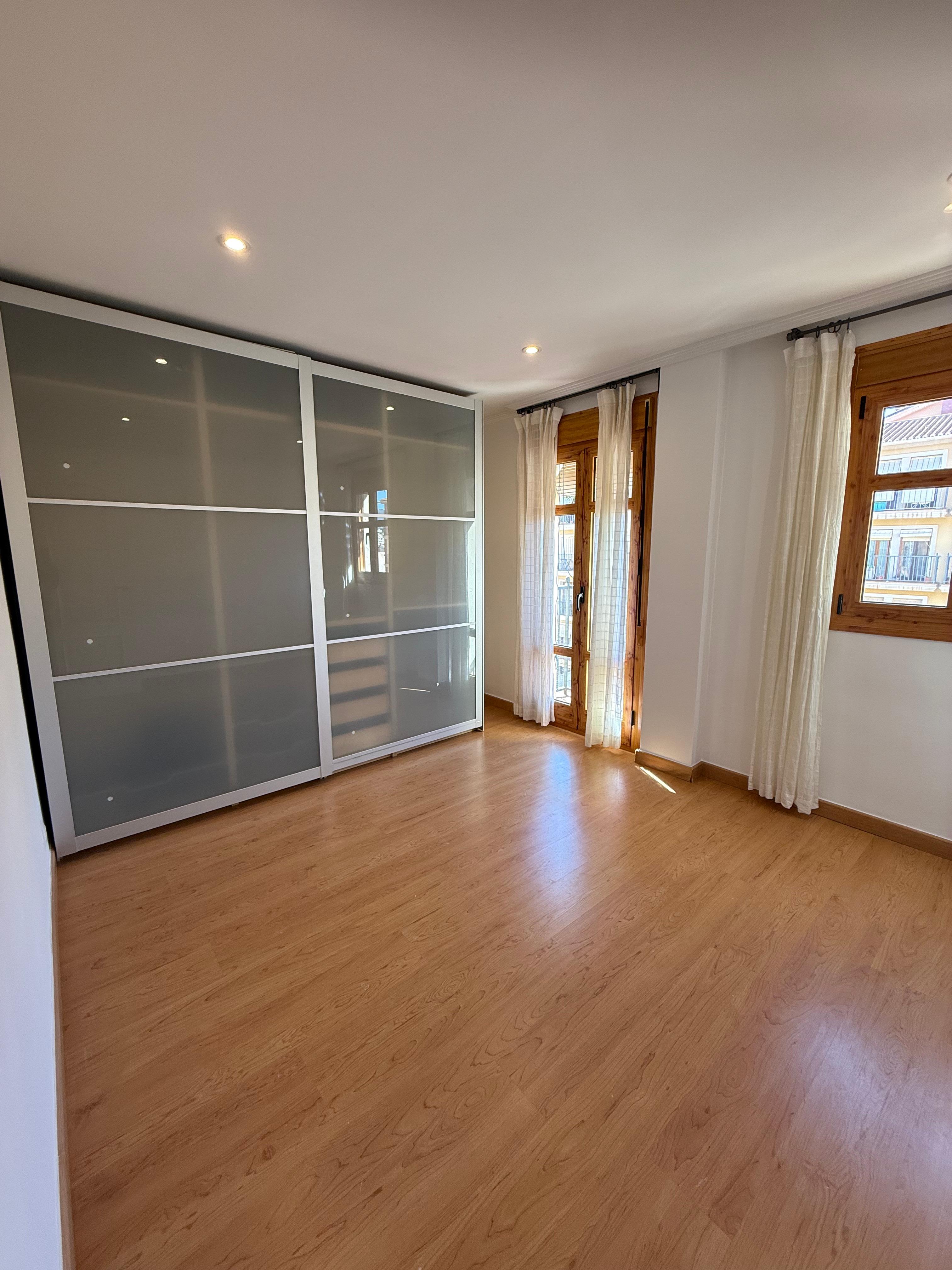 Piso en Alquiler en Pl. Sta. María - 14