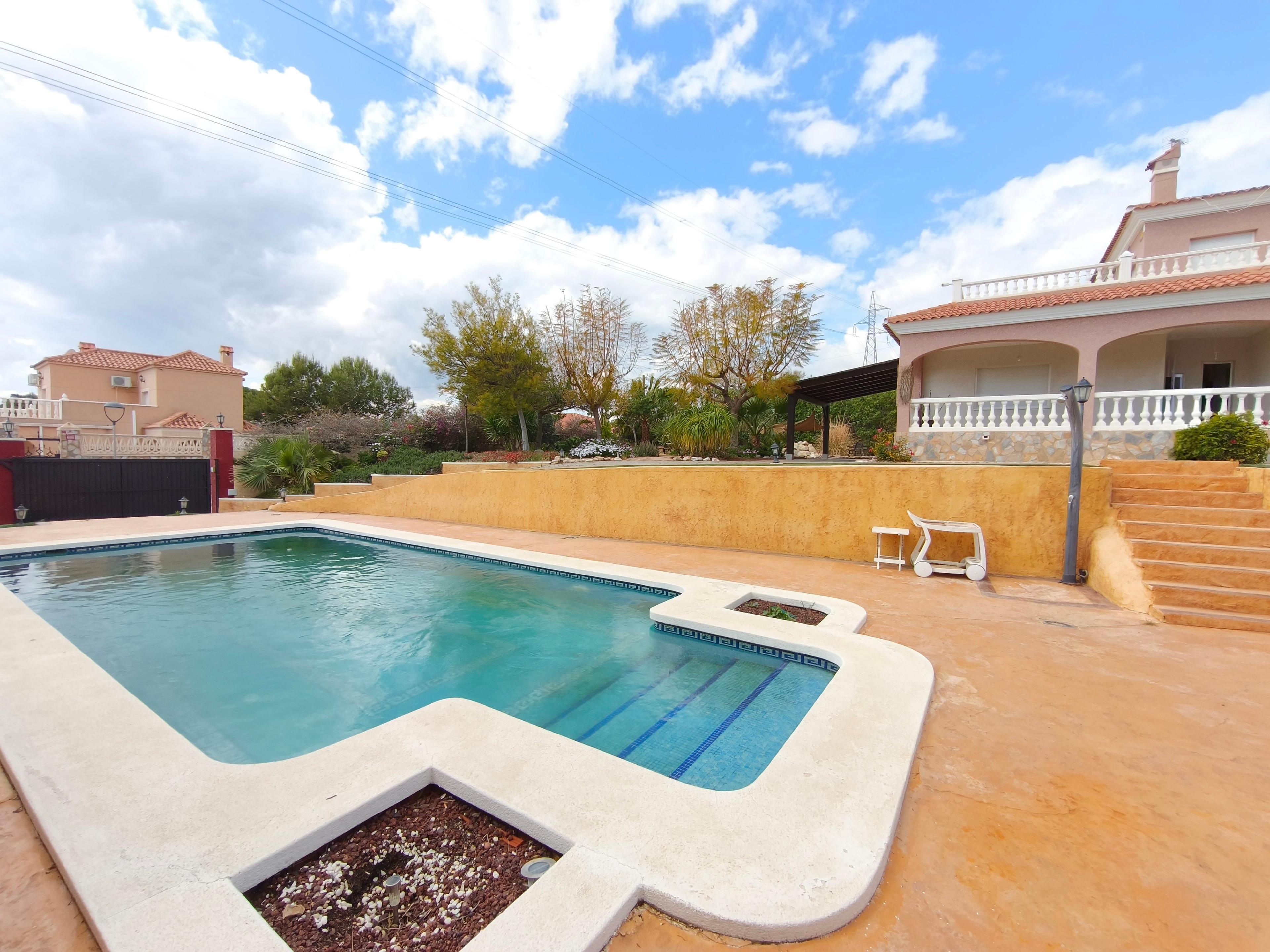 Villa en Venta en Calle Llevant - 1