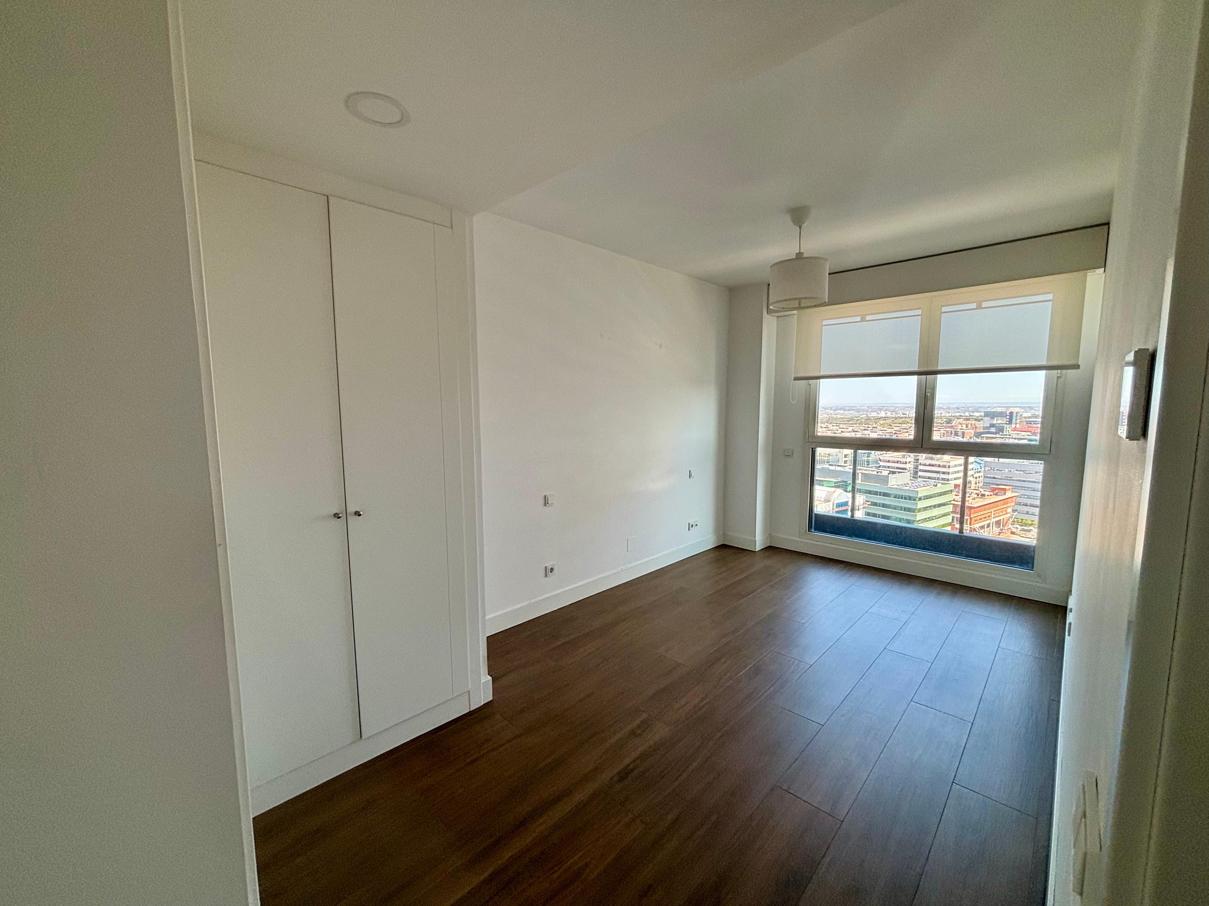 Piso en Venta - C. de Dulce Chacón - 3