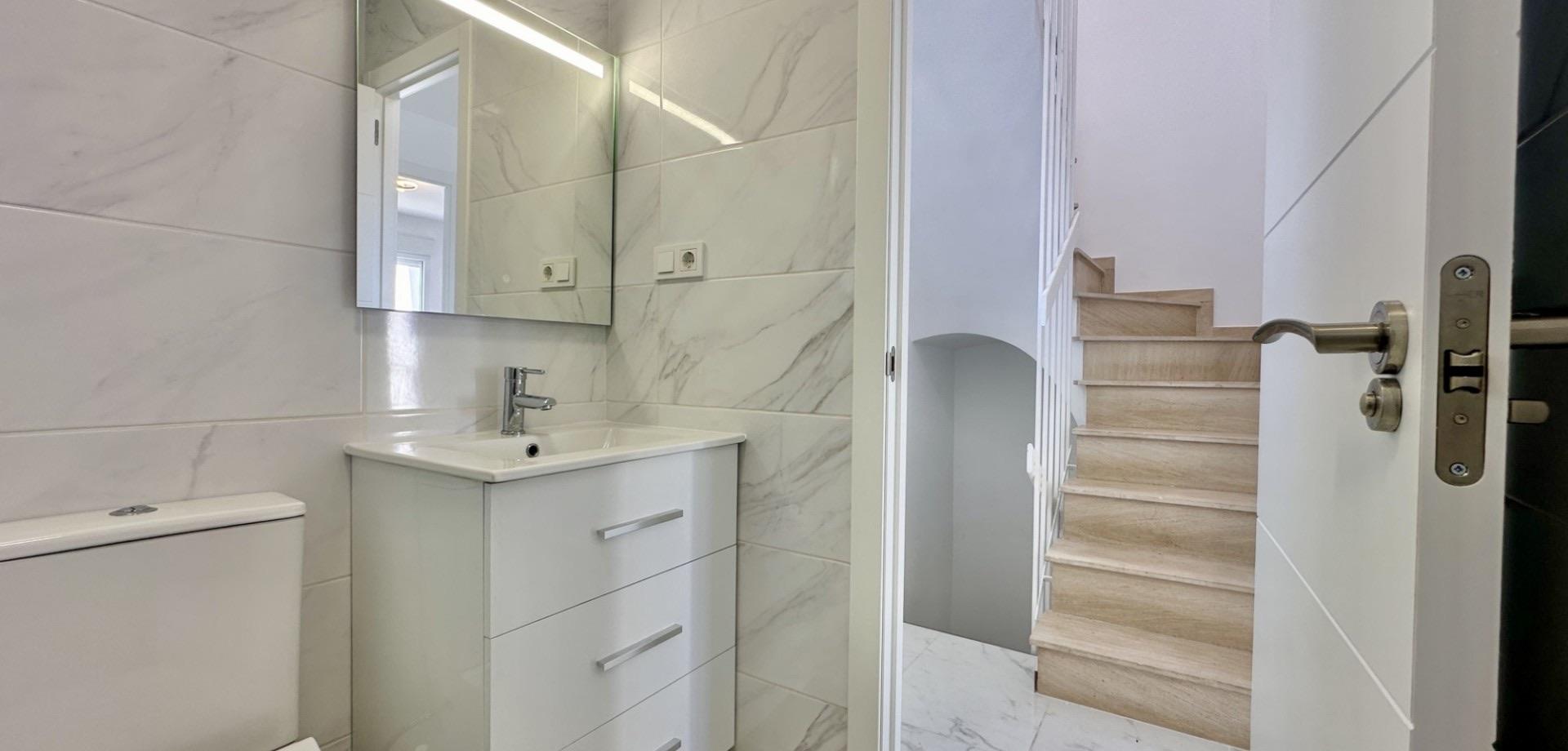 Casa Adosada en Venta en Av. de Torrevieja - 26