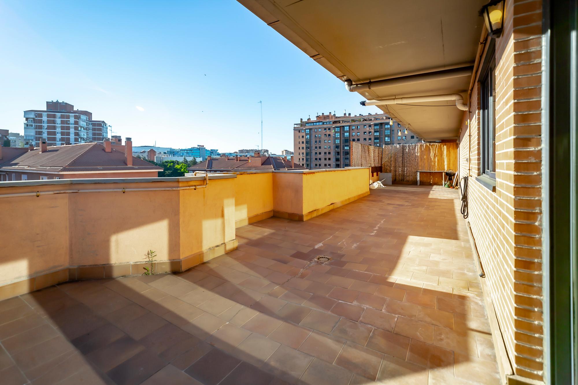 Ático en Alquiler - Calle de Rafael Bergamín - 2