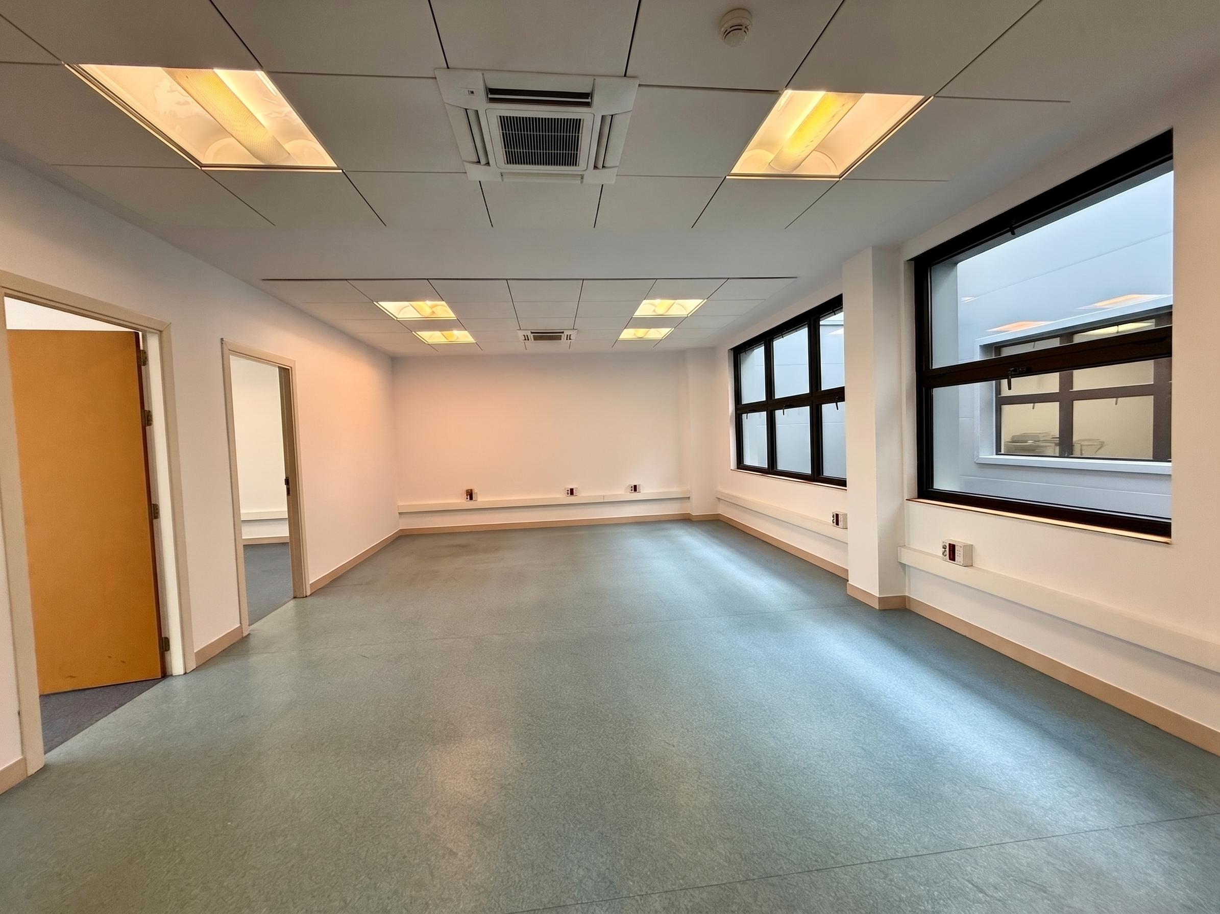 Edificio Comercial en Venta en Calle Valdemorillo - 8