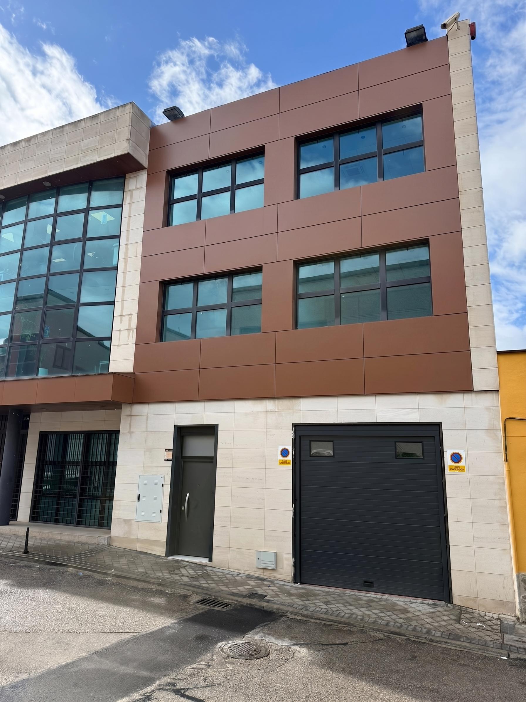Edificio Comercial en Venta en Calle Valdemorillo - 24
