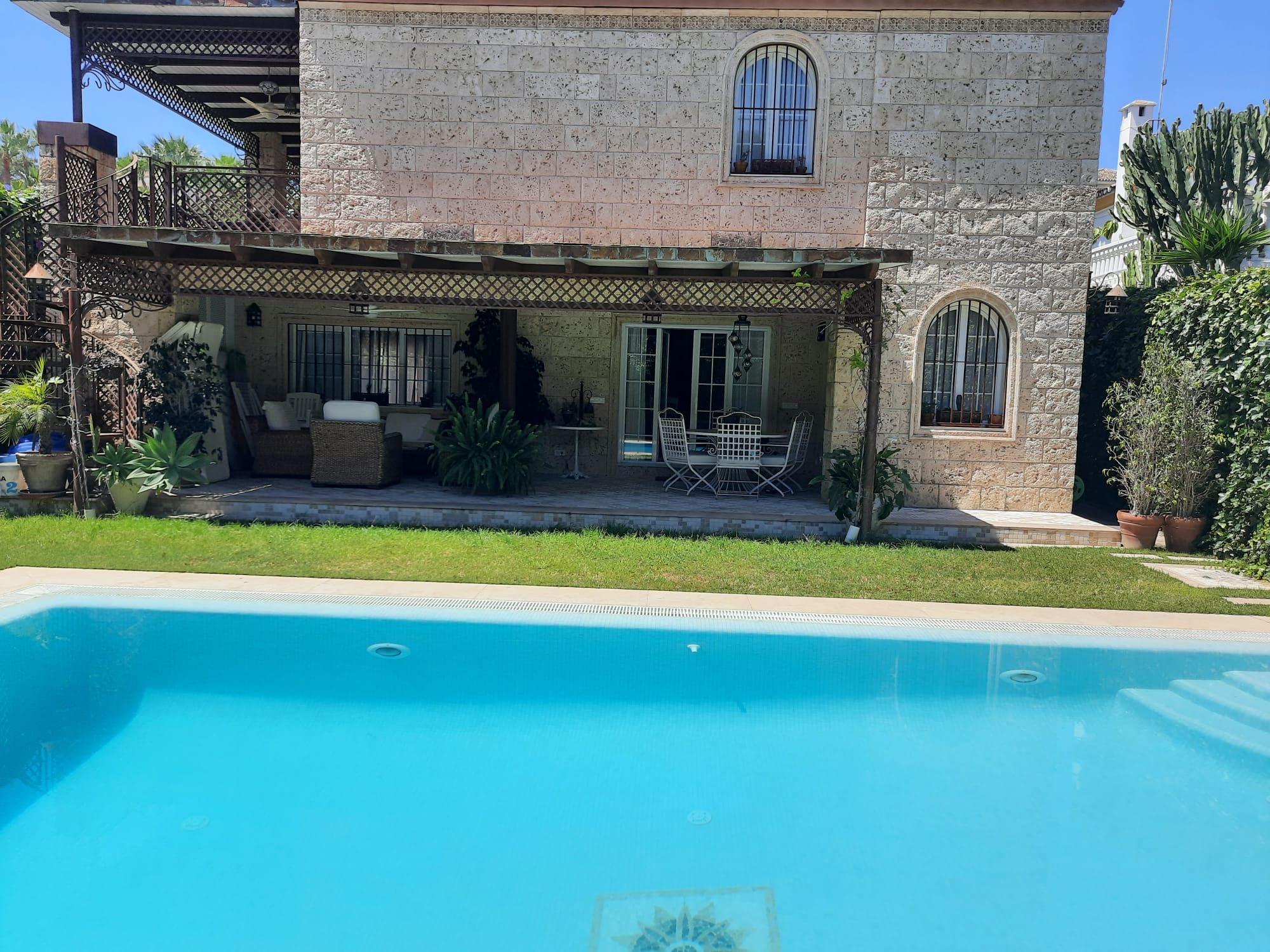 Villa en Venta en Calle los Jazmines - 25