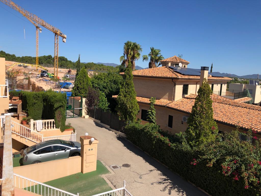 Townhouse en Alquiler en Carrer Montgó - 13
