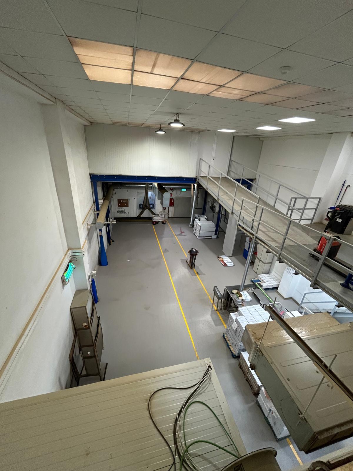 Factory en Venta en Carrer Comuna di Carrara - 1