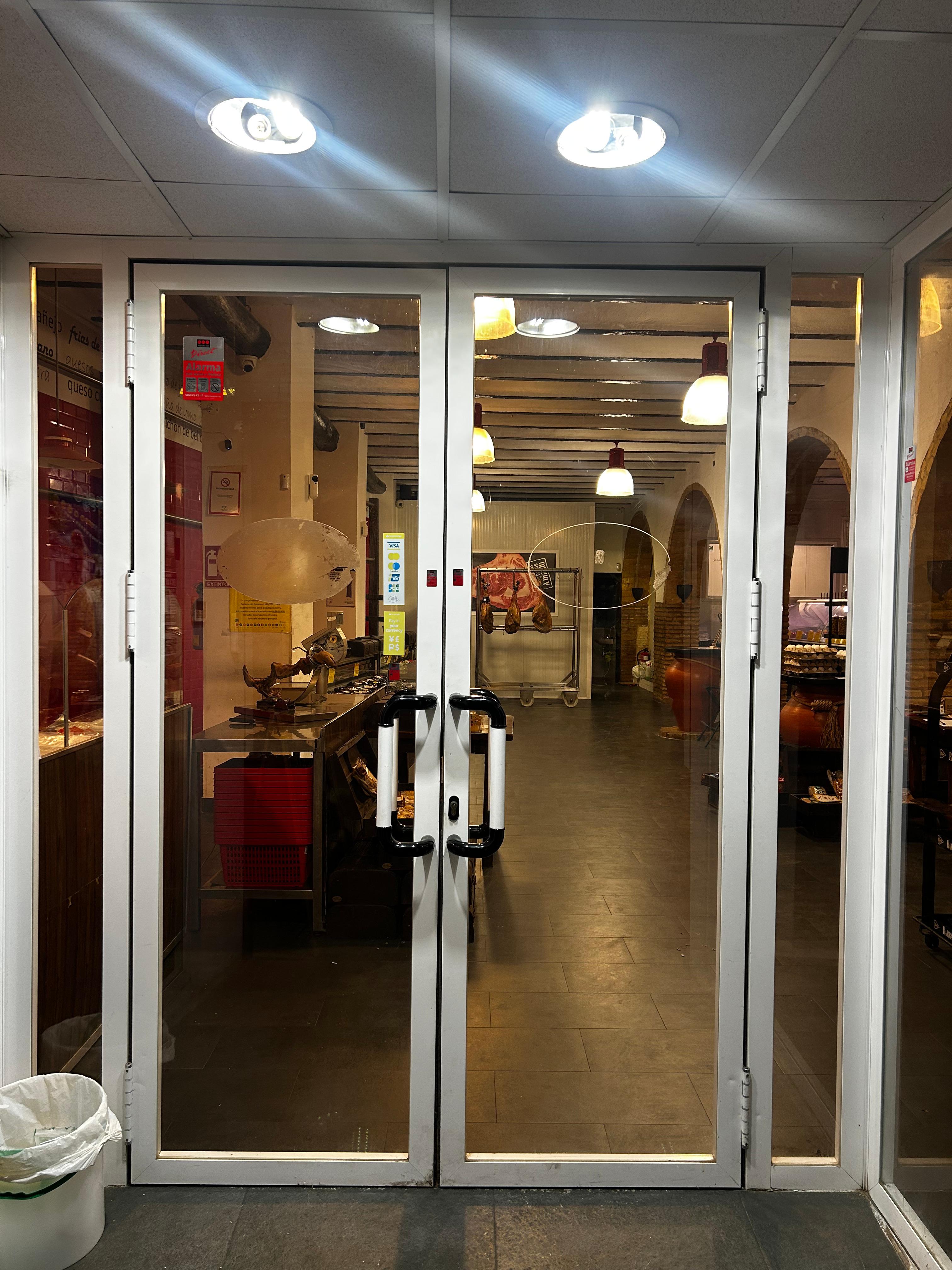 Local en Traspaso - Avenida Juan Carlos I - 2