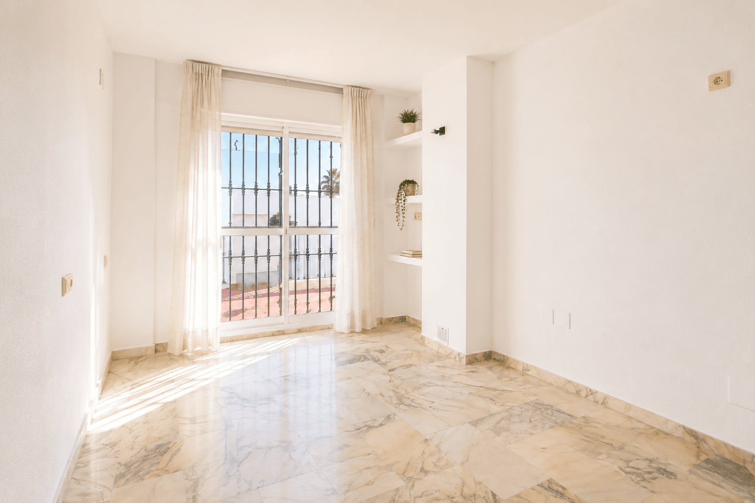 Villa en Venta -  Calle Julio Romero - 16
