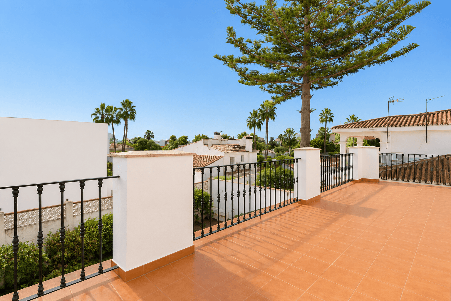 Villa en Venta -  Calle Julio Romero - 34