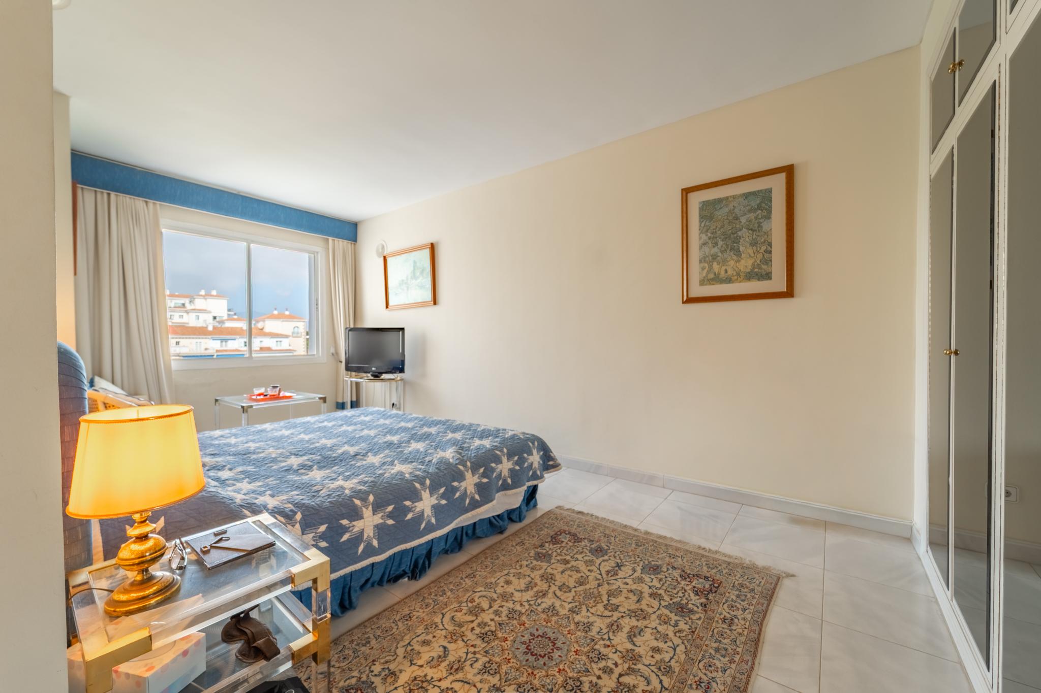 Piso en Venta en Avenida de Lola Flores - 25