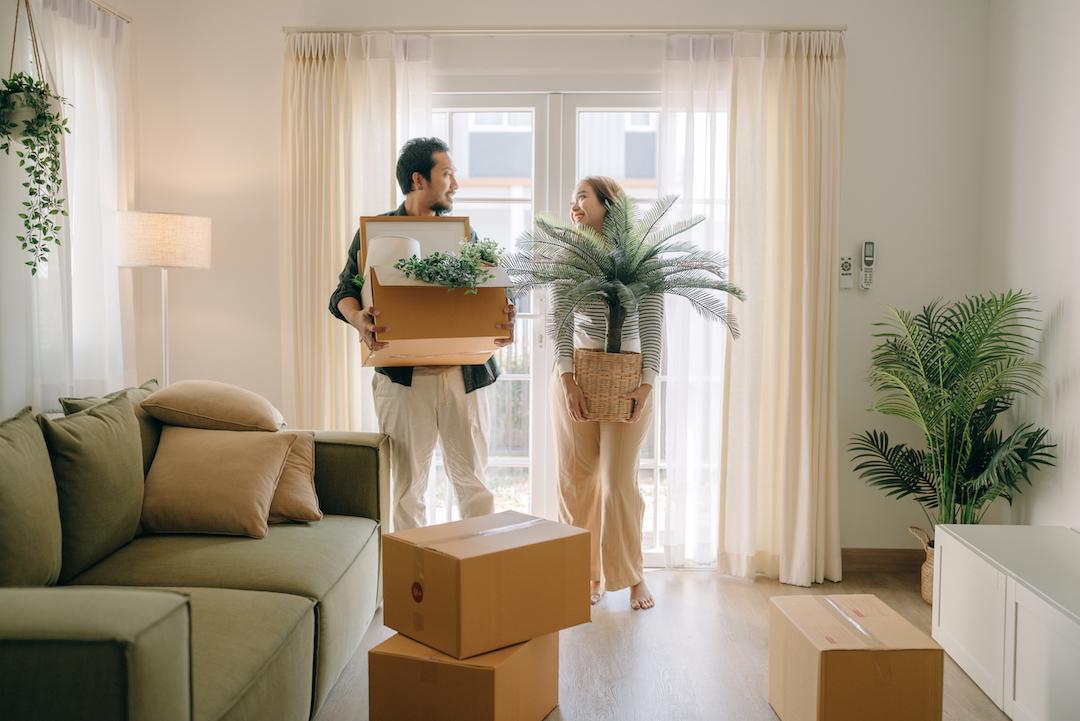 Una pareja que se muda a su nuevo hogar después de completar con éxito el proceso de compra de vivienda y la valoración de la propiedad